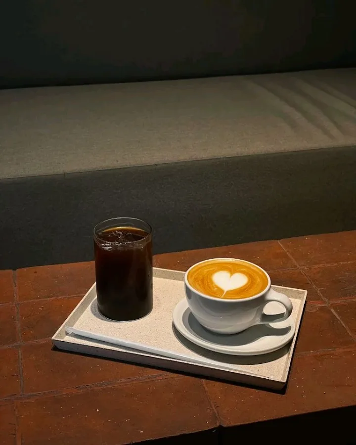 氷入りコーヒーとラテアート