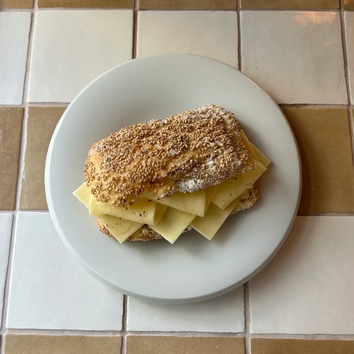 ごまパンにチーズを重ねたサンド