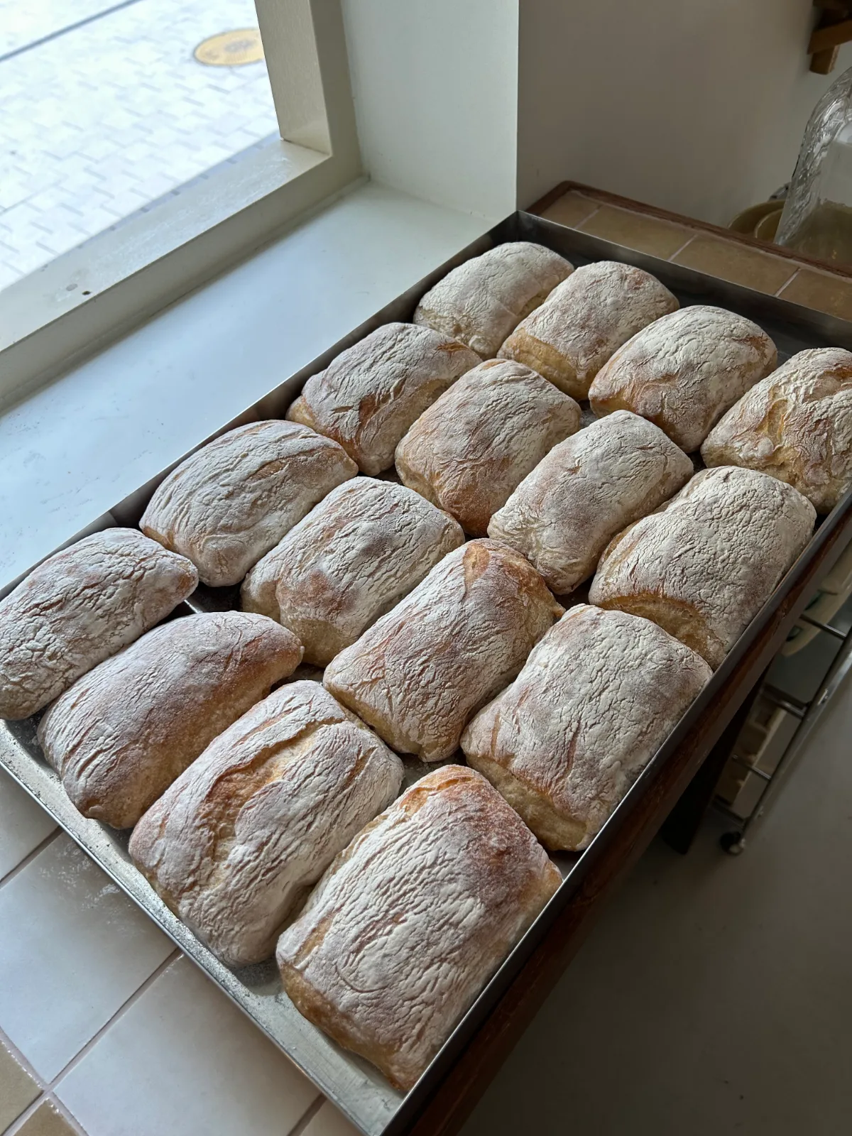窓辺のトレーに並ぶパン