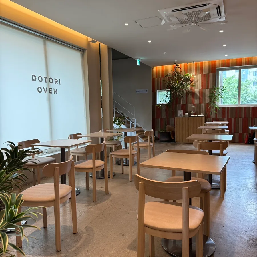 店名入り窓のある客席