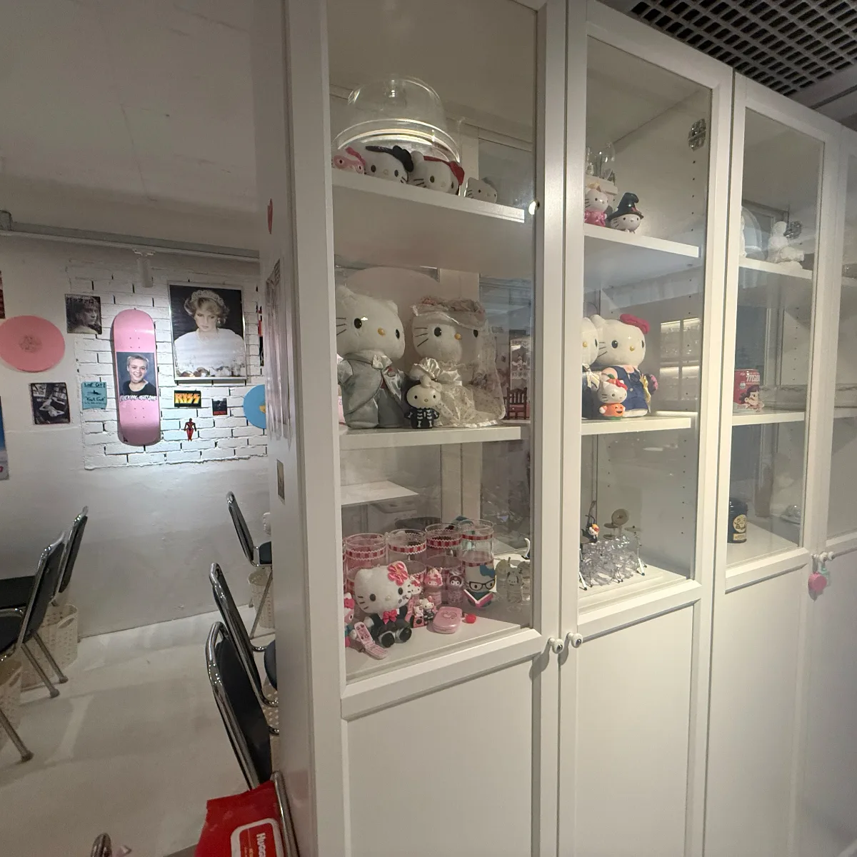 人形が並ぶ白い展示棚