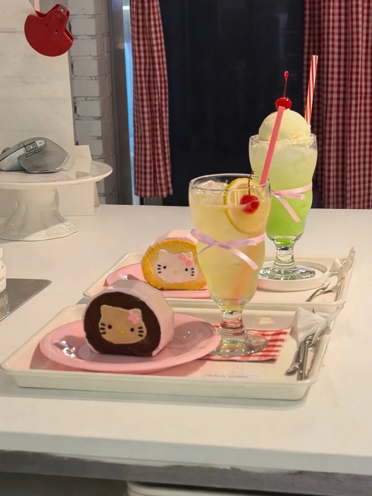 リボン付きドリンクとロール