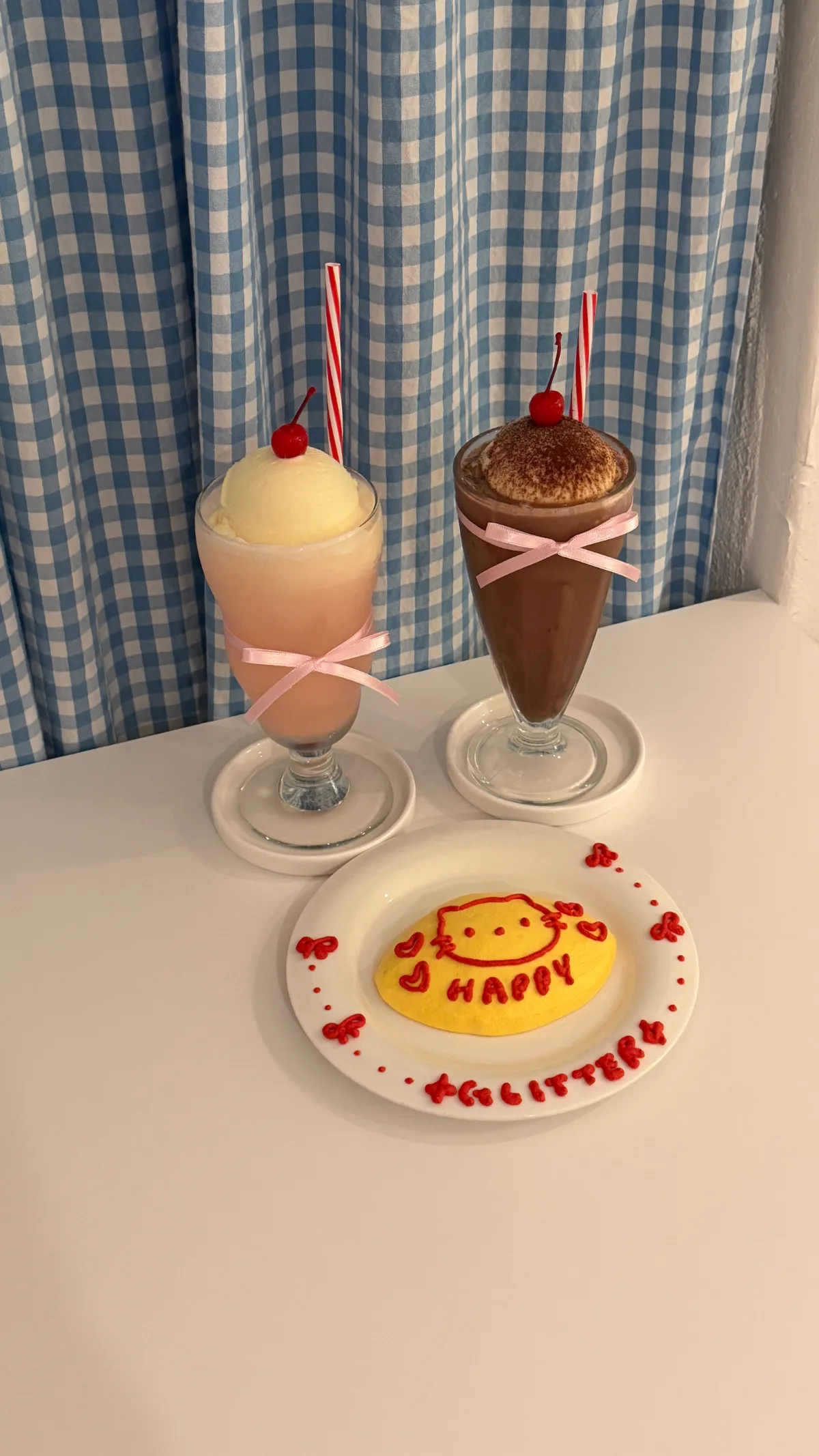 オムライス風デザートと二杯のドリンク