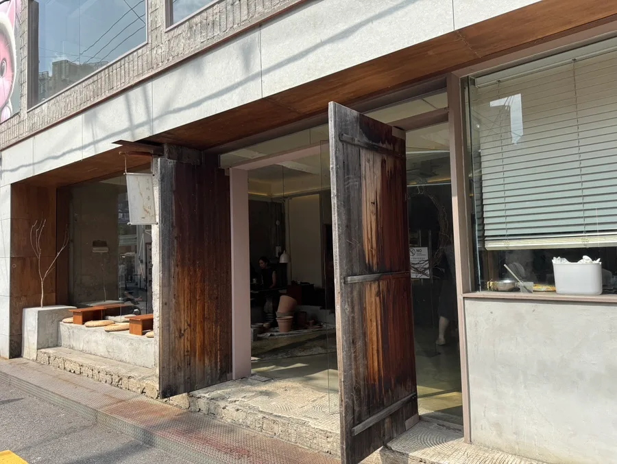 木扉が開く日差しの店先