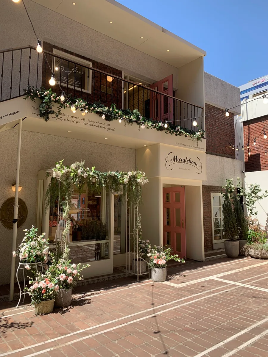 青空に映える花飾りの店舗