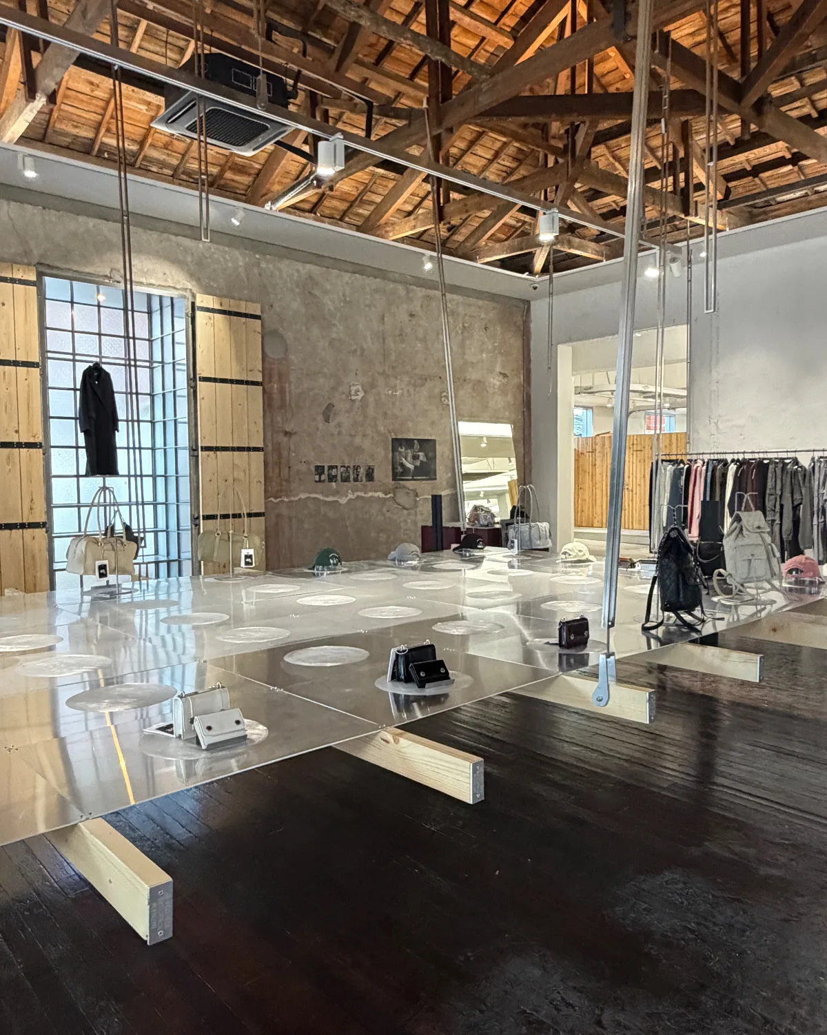 古い梁と金属製の展示台