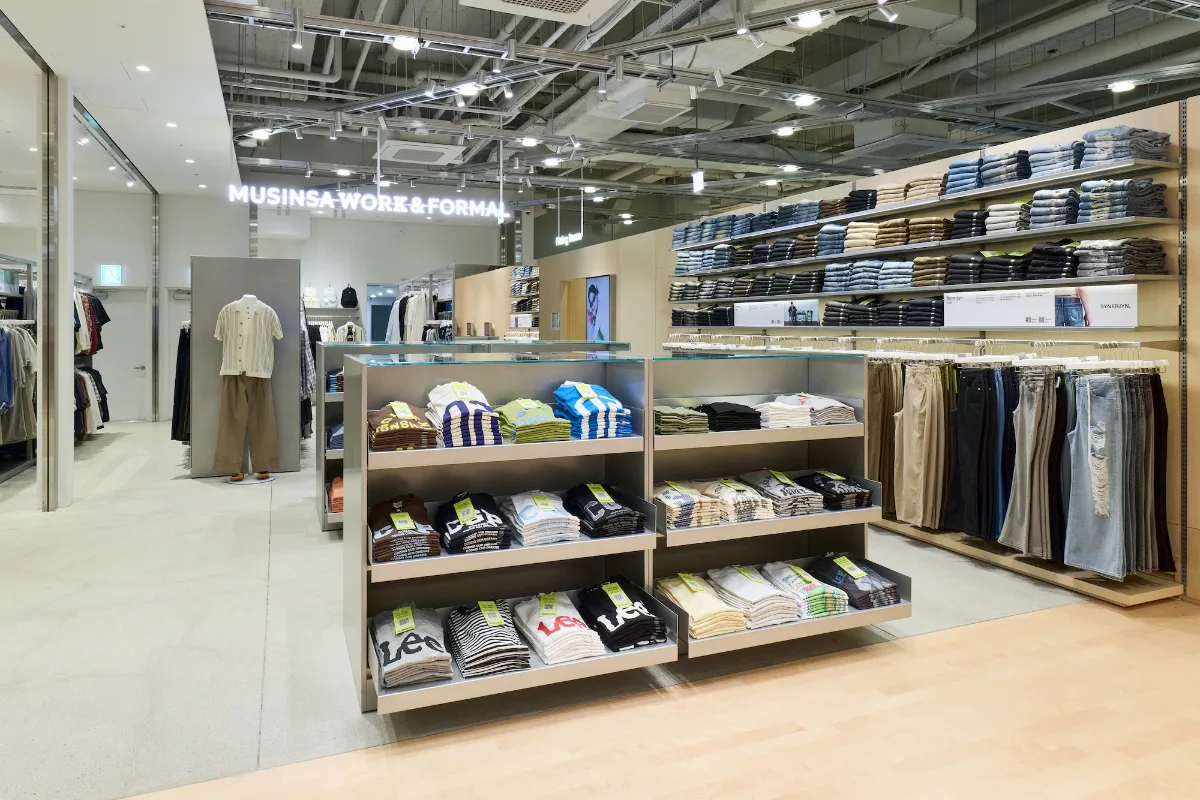 デニムと衣類が並ぶ売場