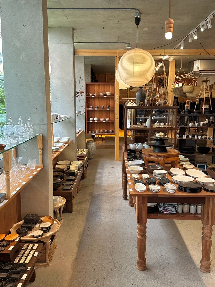 丸い照明と器が並ぶ店内