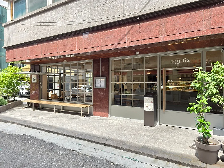 赤褐色タイルと格子窓の店先