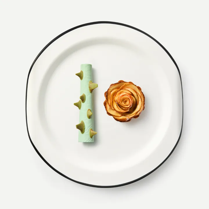 薔薇形の林檎タルトと青い筒