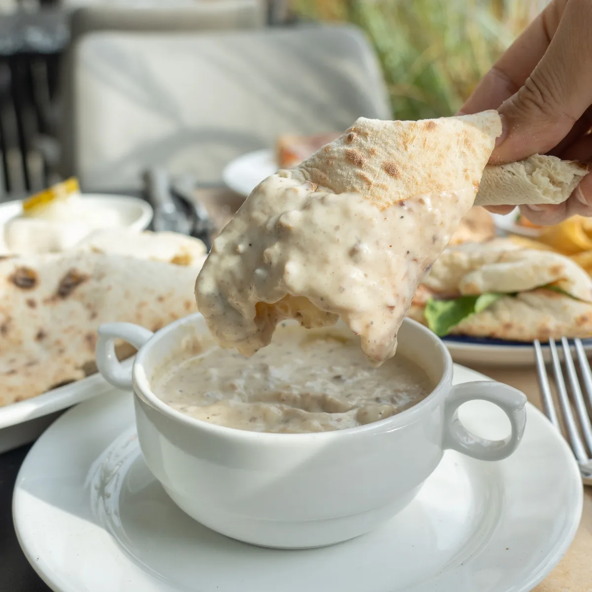 パンですくうきのこスープ