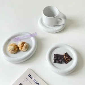 白いマグと菓子を載せた皿