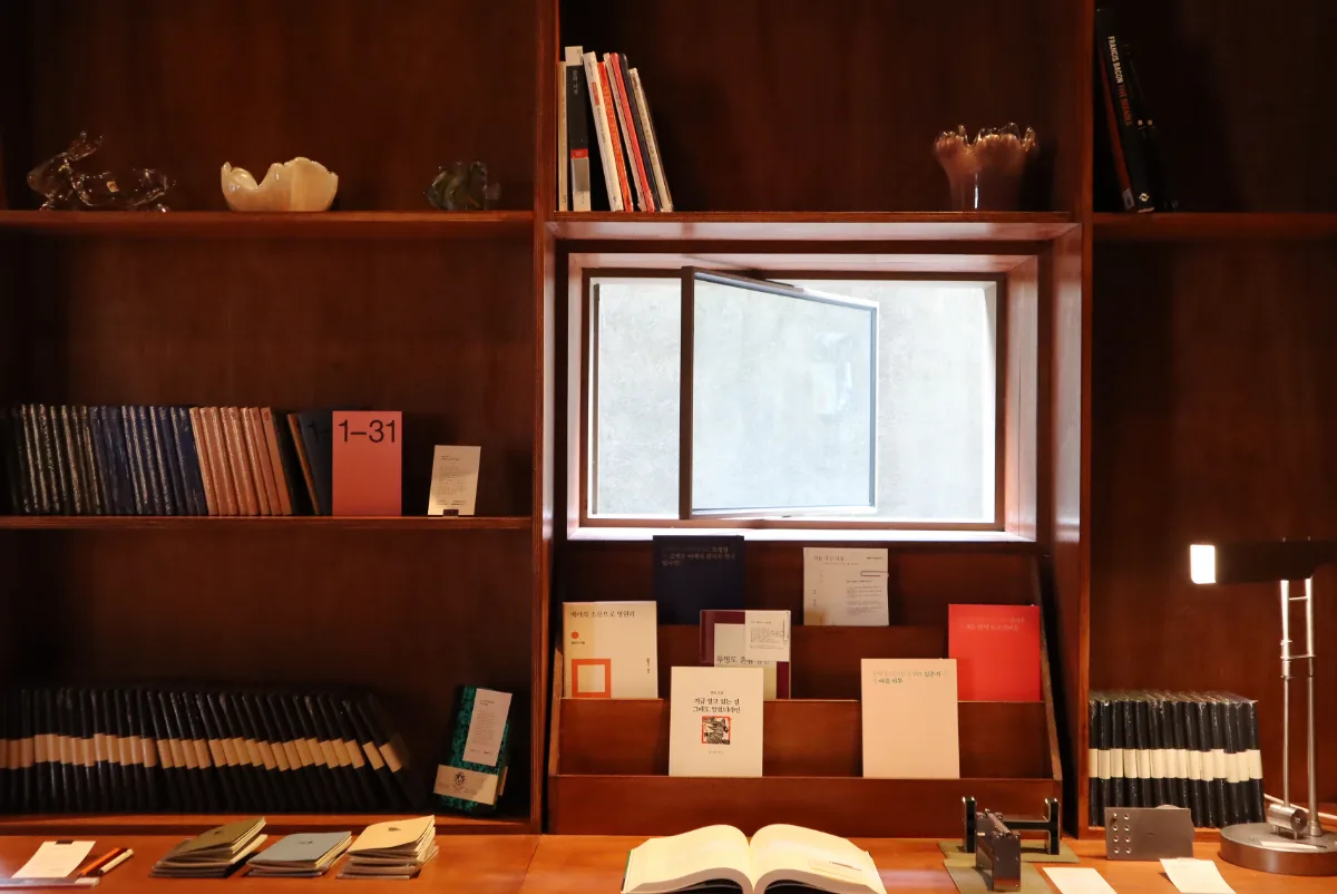 木棚に並ぶ本と卓上文具