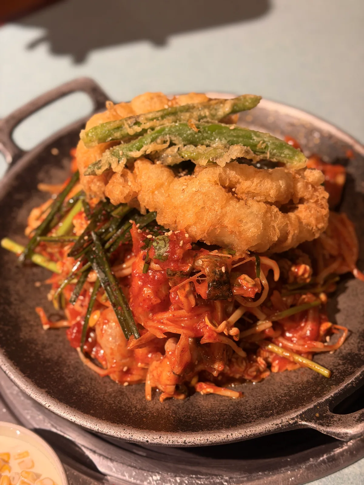 揚げ物を重ねた赤いアグチム