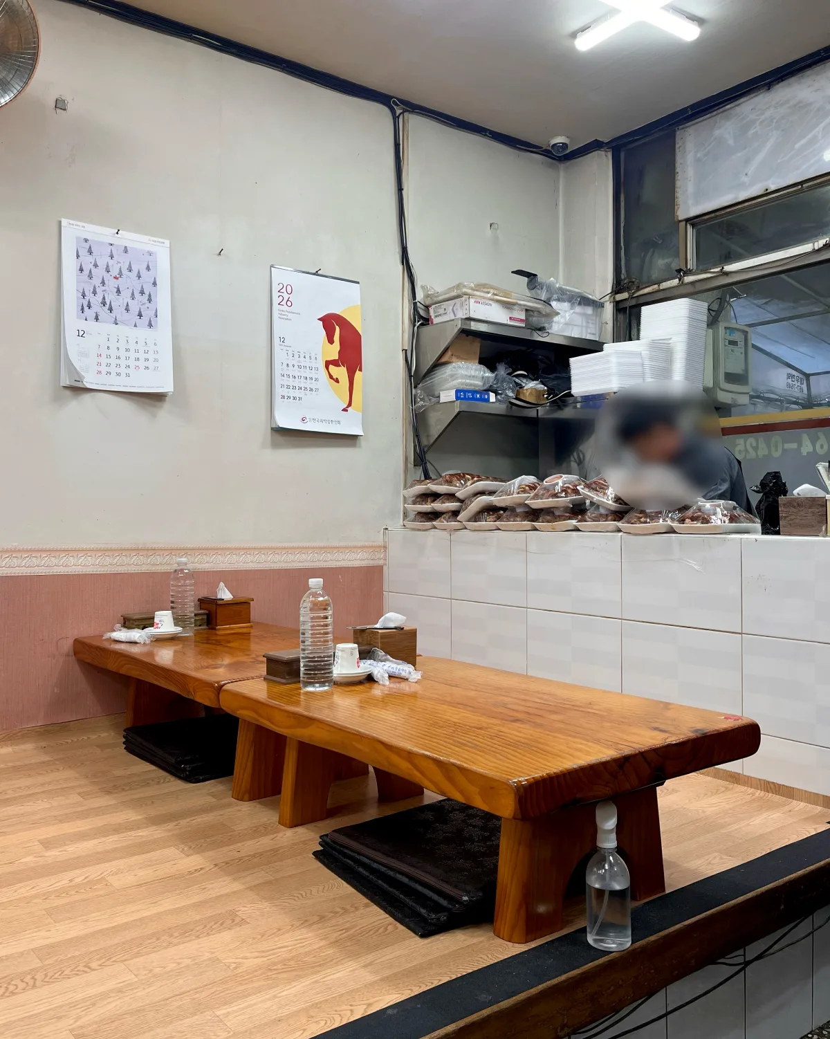 座卓と包みが並ぶ店内
