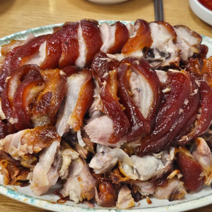 艶やかな豚足の大皿盛り