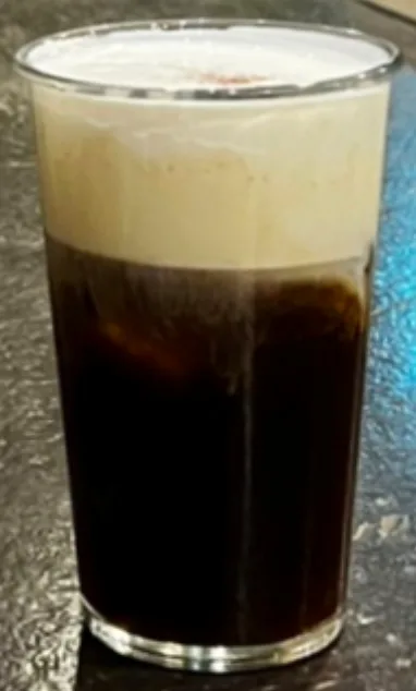 白いクリームをのせたグラスドリンク