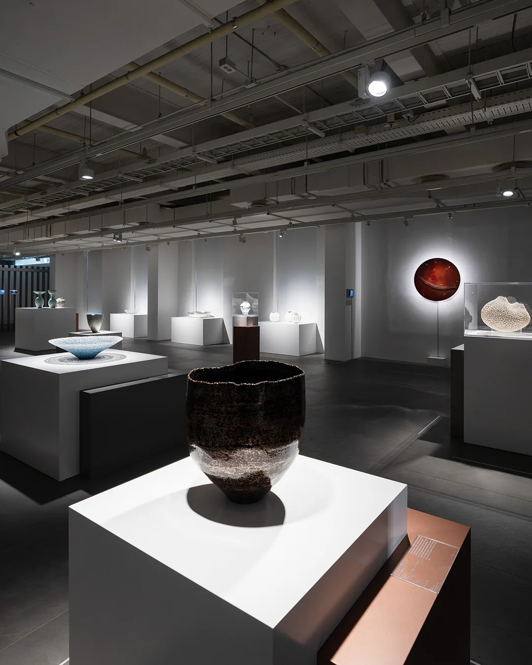 さまざまな工芸作品が並ぶ展示室