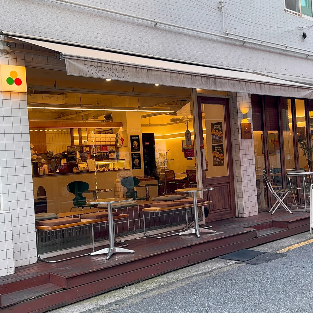 店名入りのひさしとテラス席