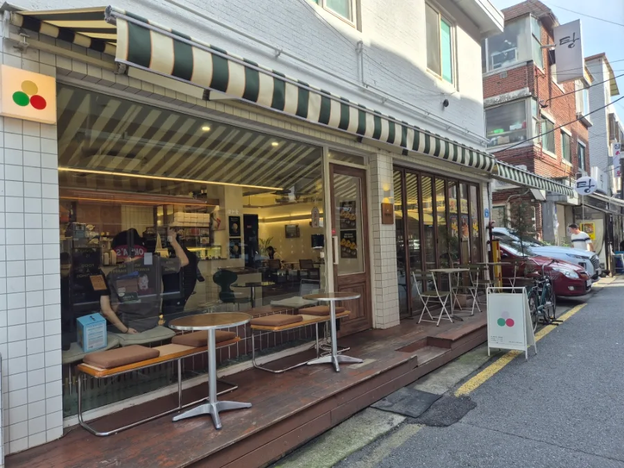 縞模様のひさしと白い店舗