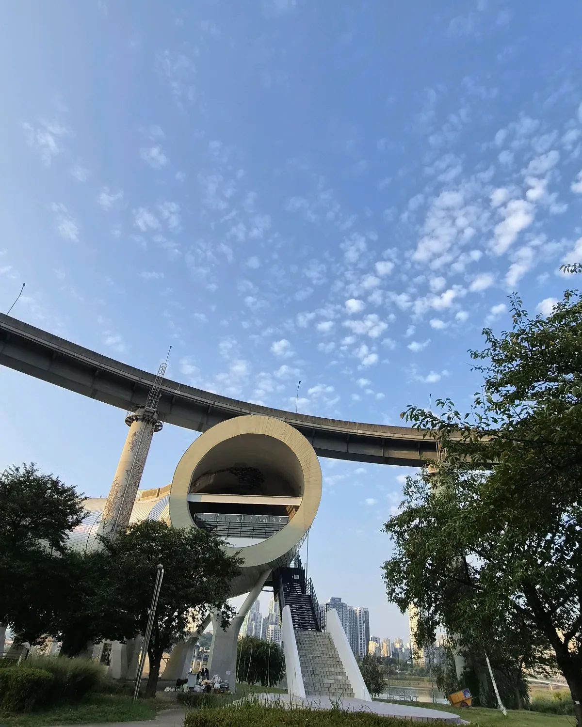 青空と高架下の円形建築