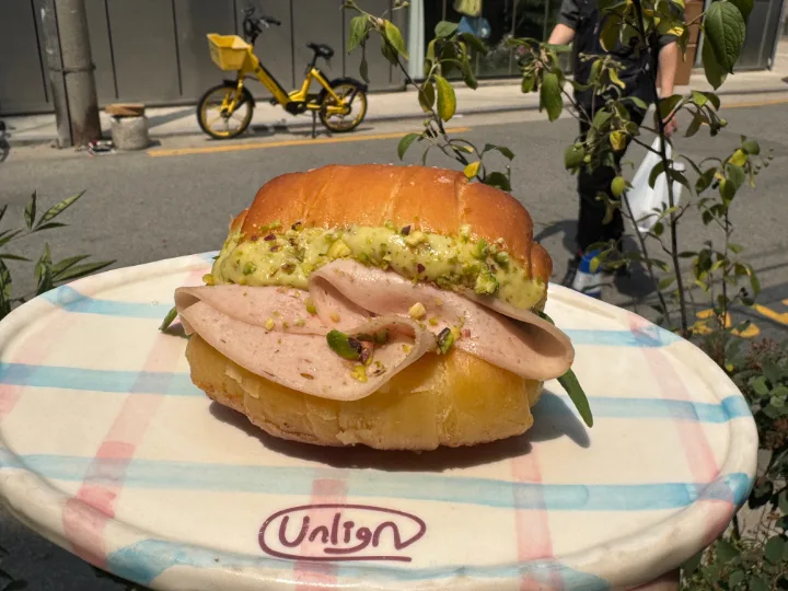 ピスタチオ・モルタデッラ塩パン
